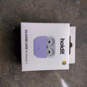 Holdit silicone airpods 3 skal lila - Helt ny silicone airpos 3 skal från holdit, oöppnad. Nypris: 249 kr