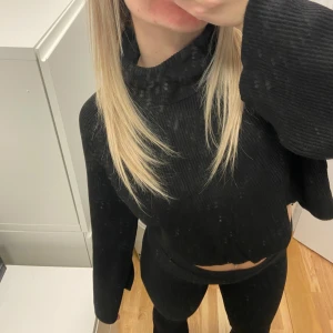 Stickad tröja - Mysig stickad tröja med hög krage, inte jättetjock så passar till alla årstider🤩🤩passar XS-M och säljer för att jag har många liknande💗