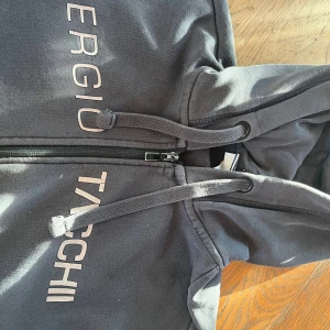 Sergio tacchini Ziphoodie - Bra skick, använts ett par gånger men inte mycket alls, kontakta om priset