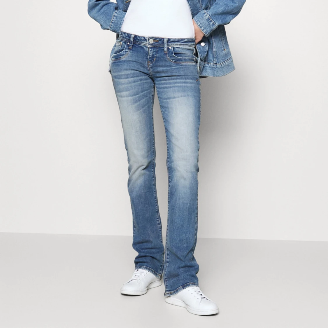 Blå bootcut jeans - 90