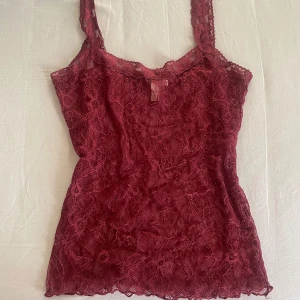 Vinröd Spetstopp🪭 - Jätte snygg vinröd spetstopp!😍 Helt oanvänd i storlek S:)