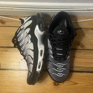 Nike Tn - Sköna tns i färg svart vitt. Storlek 44 men passar även 43. Har haft i någon månad men sällan använt dom. Skicket är riktigt bra. 