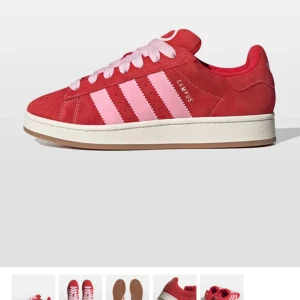 Röda Adidas Campus  - Säljer mina supersnygga adidas campus då dom inte kommer till användning längre. Köpta i London 2024 för 2500kr. Nästan oanvända och har gått ute med dom max 5 gånger. Finns även två andra snören till. Pris kan diskuteras.❤️