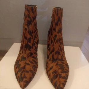 Sam Edelman Campbell Calf Hair Cheetah Leopard Animal Print - Sam Edelman Campbell Calf Hair Cheetah Leopard Animal Print Ankle Heel Booties. Obs used once Snygga leopardmönstrade boots med spetsig tå och dragkedja. Perfekta för att ge din outfit en djärv touch. Klackarna ger extra höjd och stil.36