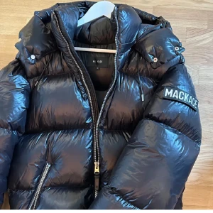  Mackage - Hej, säljer min svarta Mackage jacka som är köpt på Nk. Jackan är i väldigt fint skick som man kan se på bilderna och håller mig väldigt varm. Jag säljer den på grund av att det inte är särskilt kallt i Göteborg. Den är storlek L och passar väldigt bra (skulle själv säga att den är bättre kvalite än Moncler) nypris : 11000kr