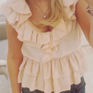 blus med volanger (diskuterbart pris) - Säljer den trendiga blusen från h&m med volanger i färgen rosa. Har även en blå som jag kan tänka mig sälja! 