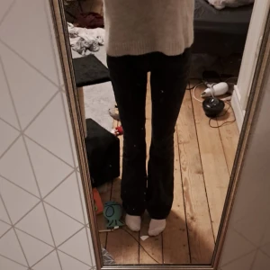 Svarta bootcut jeans - Weekday jeans i modellen flame i strlk 26/32 PS finns slitage längs ner på byxan 