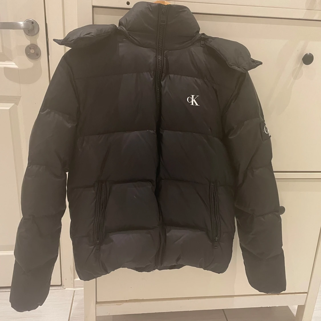 Svart dunjacka från Calvin Klein