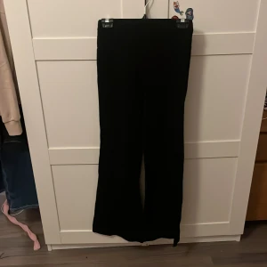 Flared pants i storlek S från shein  - Tyg byxor i bra skick och inte så mycket använd jag säljer 2 par likadana om du vill ha båda kostar det 40 annars 25