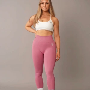 Rosa scrunch tights från Gtechwear🩷 - Säljer helt nya oanvända rosa träningstights med scrunch från Gtechwear. Strl L men passar också en Medium.  Seamless-tyget är mjukt, stretchigt och bekvämt. Tightsens unika konstruktion gör dem slitstarka och stabila. Är höga i midjan och med ett elastiskt material vilket gör att de sitter på plats under hela träningspasset. Tightsen är från Gtech’s Valiant kollektion.  Beskrivning:   - Hög kompression    -Squat proof - Scrunch - Konturer - 90% Nylon, 10% Spandex  Nypris 499kr, säljes för 350kr