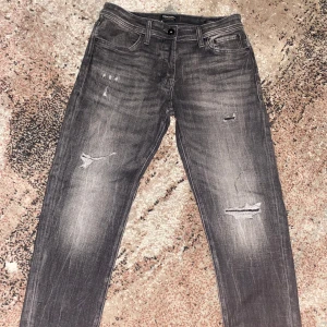 Jack&Jones Jeans - Säljer dessa Jack&Jones Jeans | perfekta för Vinter/våren! | Skick: 10/10 / Helt oanvända | Det är Slim fit, Storlek 30x32 | Nypris 579kr, Vårat pris: 499kr | Hör av er vid funderingar!🙌