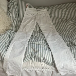 Vita byxor från Criminal Damage - Snygga och långa vita byxor från Criminal Damage med låg midja och raka ben. Tyvärr lite för små på mig men verkligen så coola!