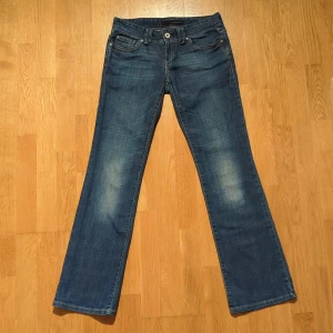 Blå jeans från Calvin Klein - Snygga blå jeans från Calvin Klein 🩷 Lågmidjade bootcutjeans. Mycket bra skick. Säljer för att de inte passar längre. Innerbenslängd ca 81 cm, midjemått ca 80. US storlek 2. 
