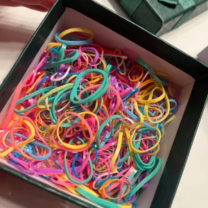 Färgglada gummiband hår - Gummiband i olika färger perfekta för håret. De kan användas för att göra unika frisyrer eller om du inte tycker om när stora gummiband syns. Det är över 200 st ungefär, både små och stora. 