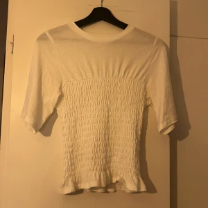 Vit ribbad topp - Säljer denna populära topp från Hm. Den är o bra skick inte använd mycket💞💞
