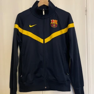 Fotbollsjacka - Säljer denna fotbollsjacka från Nike med FC Barcelona märke på!🌟 Skriv om du har några frågor!