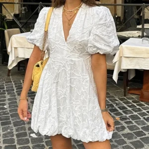 Vit kortklänning med puffärmar - Vit klänning med v-ringning och puffiga kortärmar. Perfekt inför sommaren och studenten. Tyvärr passade den inte mig och behöver därför sälja den. Nypris var 549 kr och klänningen är helt oanvänd. Pris kan diskuteras vid snabb affär. Klänningen hade dock en liten fläck på baksidan vid vänster Axel när jag köpte den, men det är inget som syns jätte tydligt (se bilden). Säljer samma klänning i storlek S i en annan annons om M är för stort.