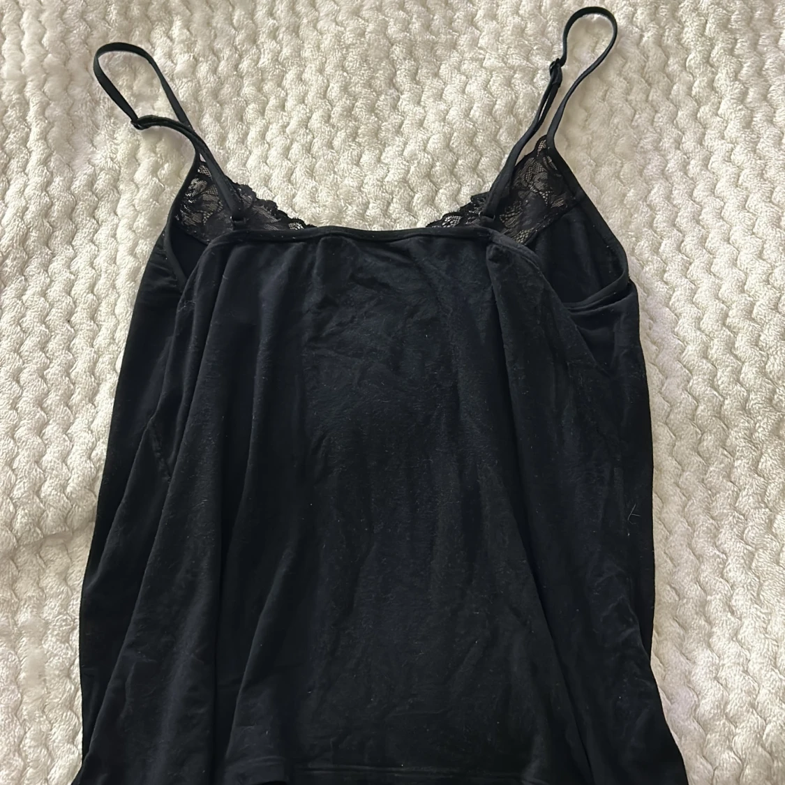 Svart linne med spetsdetaljer - 90