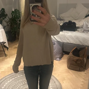 Beige ribbad tröja - Säljer en beige ribbad tröja med långa ärmar. Sista bilden är från i somras där man ser färgen och ”texturen” bättre🥰Tröjan är lite nopprig men inget jag tänker på, inga andra defekter vad jag har kunnat se förutom det! Pris kan självklart diskuteras!💕