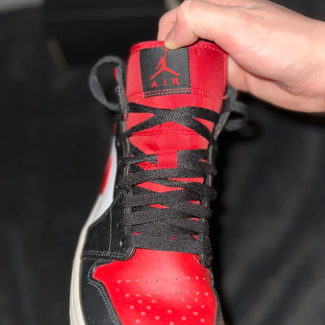  Jordans i svart, röd och vit - 92