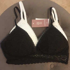 Svart och vit spetsbralette och trosor Nya! - Säljer 2 spetsbralette en vit och en svart med justerbara axelband och matchande trosor. Braletten har en vacker spetsdesign och trosorna har spetsdetaljer längs kanterna. Perfekt för en sexig och bekväm look. Nytt med lappar på.