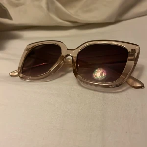 Ljus rosa solglasögon från Åhléns  - Ljus rosa solglasögon med brun lila linser. Dom är ljus rosa men de syntes inte i ljuset. 💕