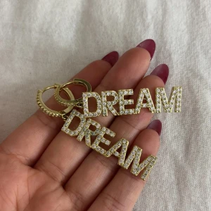 Ioaku örhängen  - Säljer nu mina statement hoop örhängen i guld från Ioaku då jag inte använder dem💕 399 vid snabb affär💋