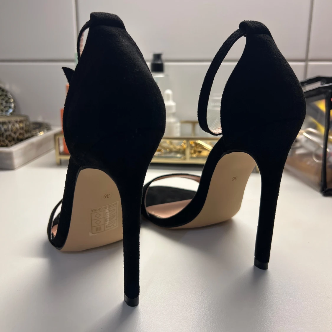 Svarta klackskor med remmar - 90