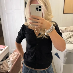 Svart kortärmad kofta med fickor🎀🎀 - Säljer en stilren svart kofta med korta ärmar och knappar framtill. Vet ej märke!