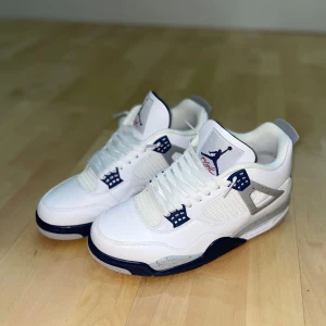 Nike Air Jordan Military Navy Blue - snygga jordan 4 midnight navy blue säljs helt nya snygga och ger den här fräscha och coola looken perfekt pris kan diskuteras vid snabbt köp.,först till kvarn!