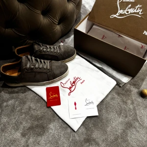 Christian Louboutin skor strl 41 - Christian Louboutin skor storlek 41 använt skick box och dustbag och allt ingår skriv ifall ni undrar något lliten skada i bak 
