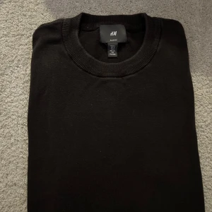 Brun tröja från H&M - Säljer en stilren brun tröja från H&M. Tröjan har en rund halsringning och är perfekt för en minimalistisk look. Passar bra till både vardag och mer uppklädda tillfällen.