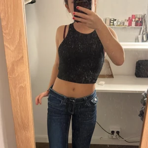 Svart ribbad linnetopp från Zara - Snygg svart ribbad linnetopp från Zara. Ärmlösa design och croppade passform. Den har inte använts så mycket och är i väldigt bra skick💕