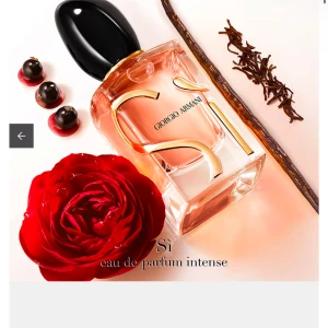 Giorgio Armani Sì Eau de Parfum Intense - Elegant och intensiv doft från Giorgio Armani. Flaskan har en stilren design med svart kork och gyllene detaljer. Perfekt för den som vill ha en åretrunt och kraftfull parfym. Helt oanvänd har sprutat 1 gång, nypris 1550 kr PRIS KAN DISKUTERAS