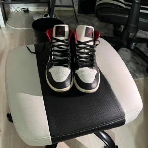  Jordan 1 mid 41 - Snygga Jordans som är använda i en månad. Bra skick använder inte längre på grund av att det är för små..