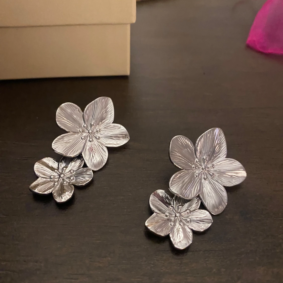 Silverfärgade blommiga örhängen - 92