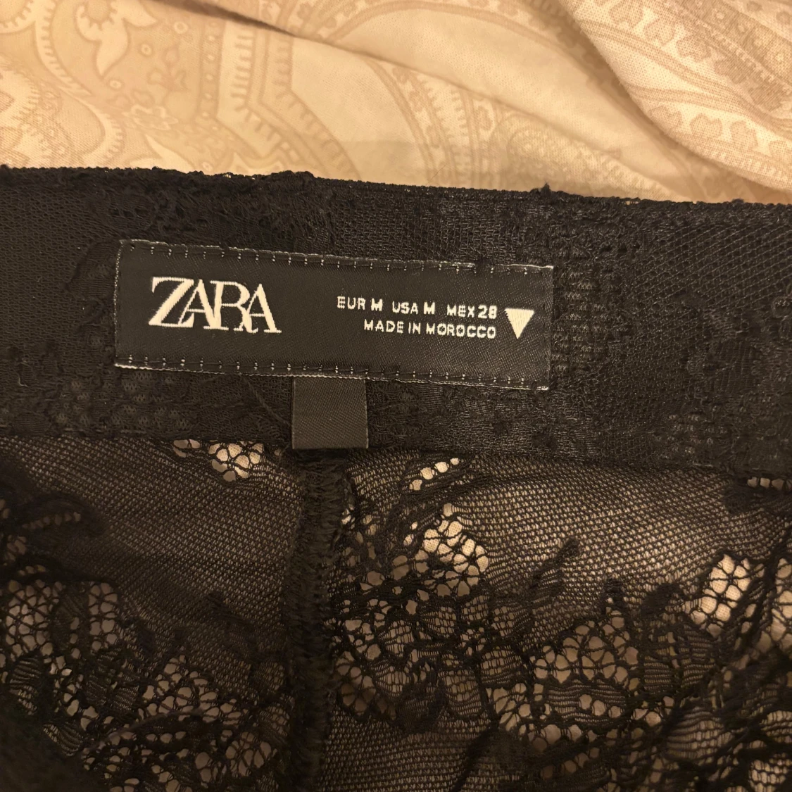Svarta spetsbyxor från Zara - 90