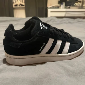 Adidas campus 00s - Inte jätte använda så fortfarande väldigt bra skick, köptes på soleplus för 1600kr