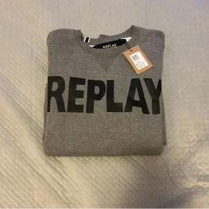 Grå sweatshirt från Replay - Snygg grå sweatshirt från replay! Nypris - 900         Skick-10/10