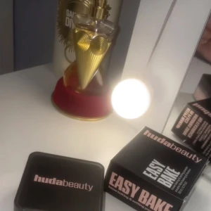Huda beauty puder Banana bread - Säljer en helt ny easy bake huda beauty puder, plastet är kvar på ”nätet”. I den populära nyansen bamana bread☺️