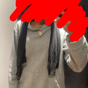 Grå hoodie från Nike - Säljer en grå hoodie från Nike med klassisk logga på bröstet. Perfekt för en avslappnad stil. Den har långa ärmar och en bekväm passform.
