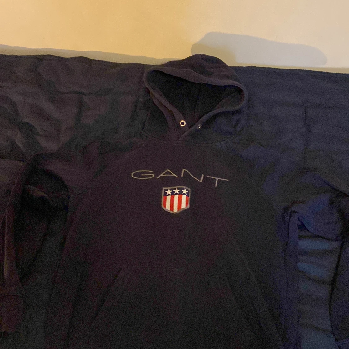 Mörkblå hoodie från GANT