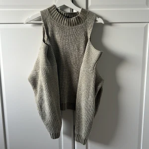 Grön stickad tröja från H&M - Säljer en grön stickad tröja från H&M i storlek M. En väldigt fin och skön tröja, som man både kan klä upp och klä ner. Tröjan är perfekt att ha under vintern men också hösten då det är lite kyligt. 