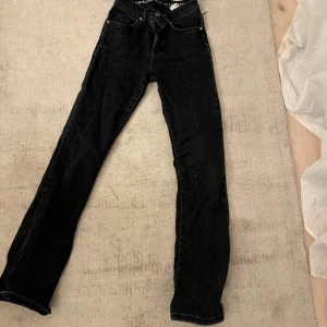 Svarta jeans med låg midja - Snygga svarta jeans från bikbok med låg midja och bootcut. Storlek XS med långden 30.