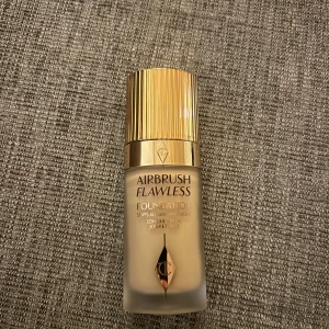 Airbrush Flawless Foundation från Charlotte Tilbury - Säljer en flaska Airbrush Flawless Foundation från Charlotte Tilbury i nyansen 5 Neutral. Denna foundation ger en jämn och långvarig täckning med en lyxig finish. Kartong finns tyvärr inte. Använd ca 3 gånger, säljer då den inte passade mig🌟