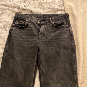 Svarta jeansbyxor - Raka jeans från Gina. Väl använda och säljer då de är för korta och små. Skriv vid funderingar