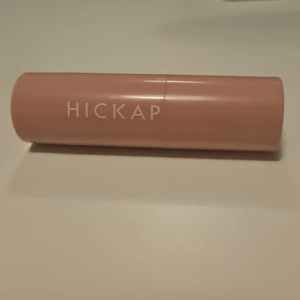 Krämrouge från Hickap - Säljer ett krämrouge från Hickap i färgen Vintage Rose. Den är använd några gånger men upptäckt att färgen inte passar mig. Kan absolut diskutera priset då den är lite använd men relativt mycket produkt kvar (bild 2). Ger en fin och naturlig färg. 