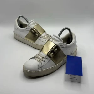 Valentino Open - Valentino Open, passar storlek 37-38. Priset är ej hugget i sten, kom med förslag! Skriv vid eventuella frågor!