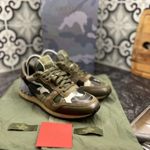 valentino rockrunners - Ett par riktigt feta valentino rockrunners perfekt nu till vintern bara för 2799 vid en snabb affär kan vi diskutera priset.