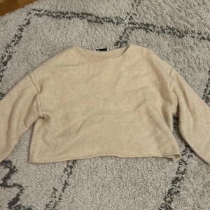 Beige stickad tröja - Säljer en mysig beige tröja från Zara